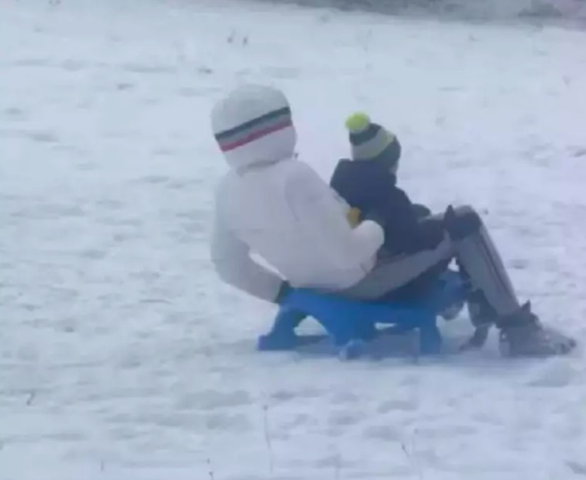 Cum a apărut Ștefan Bănică jr alături de fiul său, Alexandru, pe pârtie. Lavinia Pîrva a filmat întregul moment