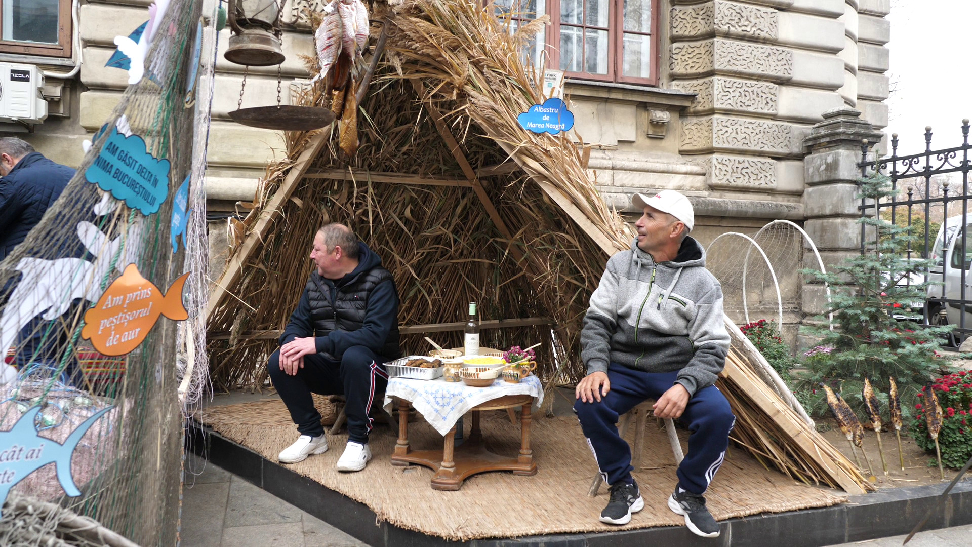 REPORTAJ. Târg pescăresc în curtea Ministerului Agriculturii. Petre Daea, în mijlocul acțiunii: „Românii să mănânce mai mult pește decât cormoranii”