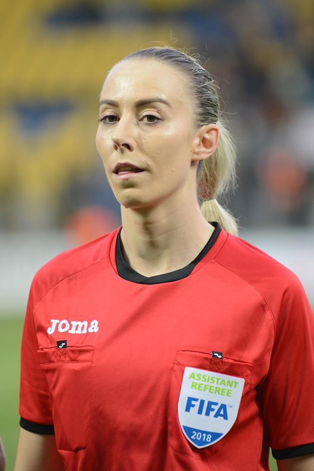 Cea mai sexy arbitră de fotbal din România e considerată mureșeanca Patricia Șamșudean. ”Am vaci și căruță, mărită-te cu mine!”