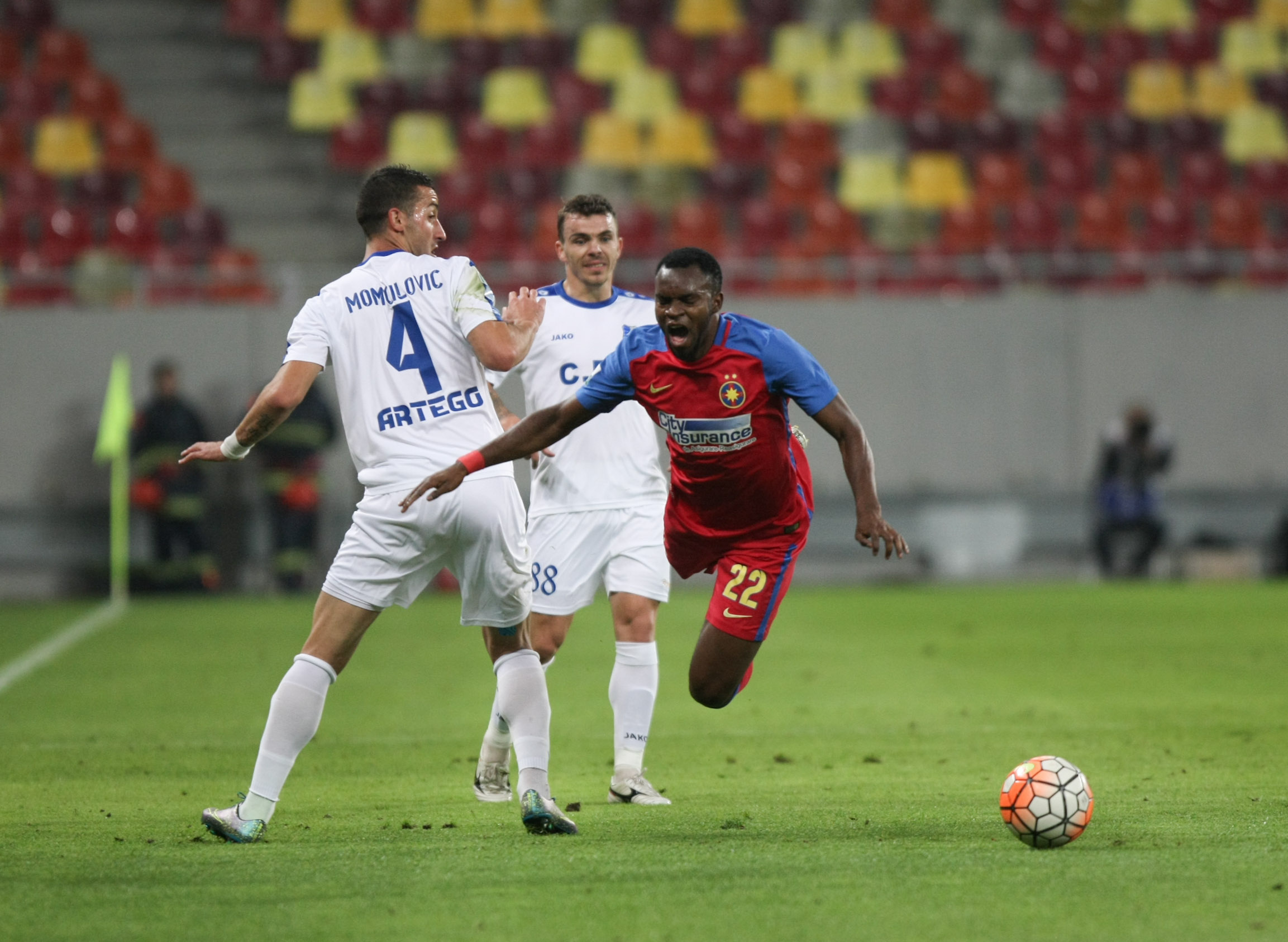 Liga I, etapa a 15-a. Steaua - Pandurii 1-1. Gorjenii au făcut legea la Bucureşti, dar au scăpat victoria printre degete. Răduţ a deschis scorul, iar Hora a trimis balonul în bară. Campioana, care şutat pe poartă de abia în minutul 66, a egalat pe final, prin Muniru / FOTO