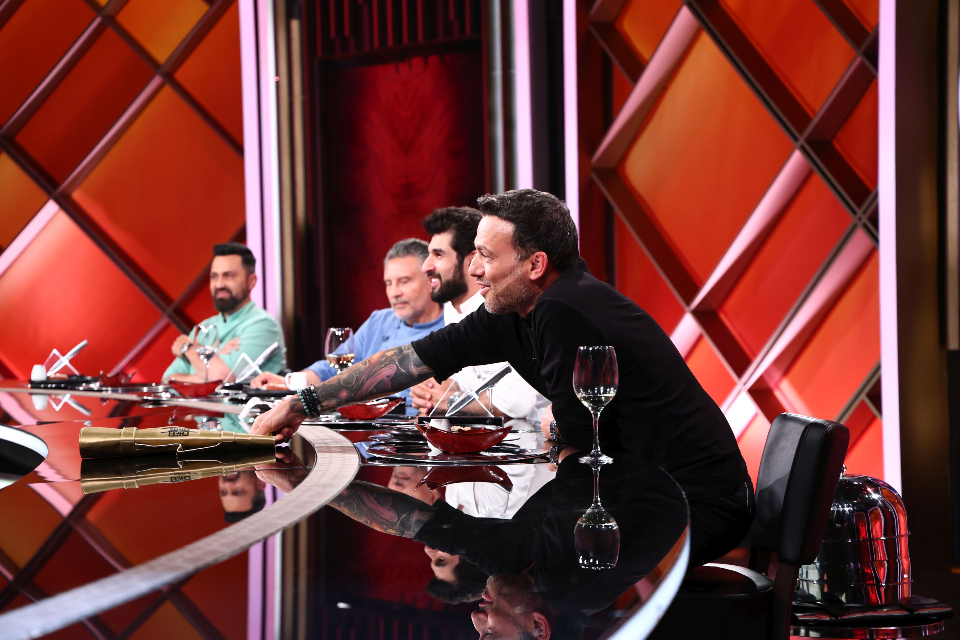 Chefi la cuțite 26 noiembrie 2025. Gina Bradea vine în show-ul de la Antena 1, iar Chef Ștefan Popescu oferă cuțitul de aur