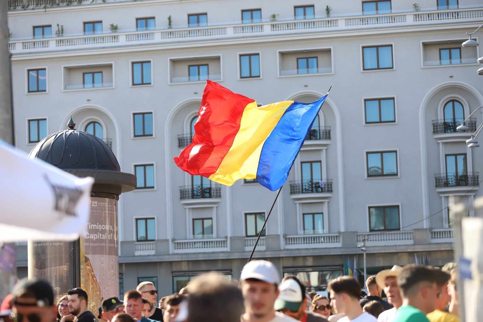 Sărbătoare și la București! Atmosferă incendiară în Piața Universității după ce tricolorii s-au calificat în optimi la Euro 2024
