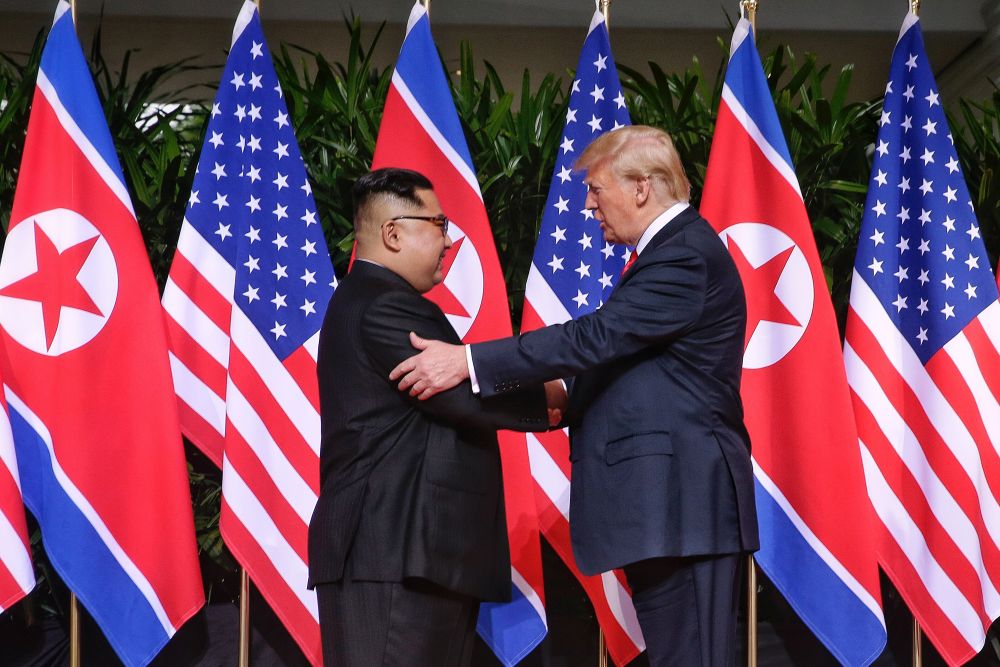 FOTO/ Momentul în care Donald Trump şi Kim Jong-un îşi strâng mâinile, înaintea discuţiilor