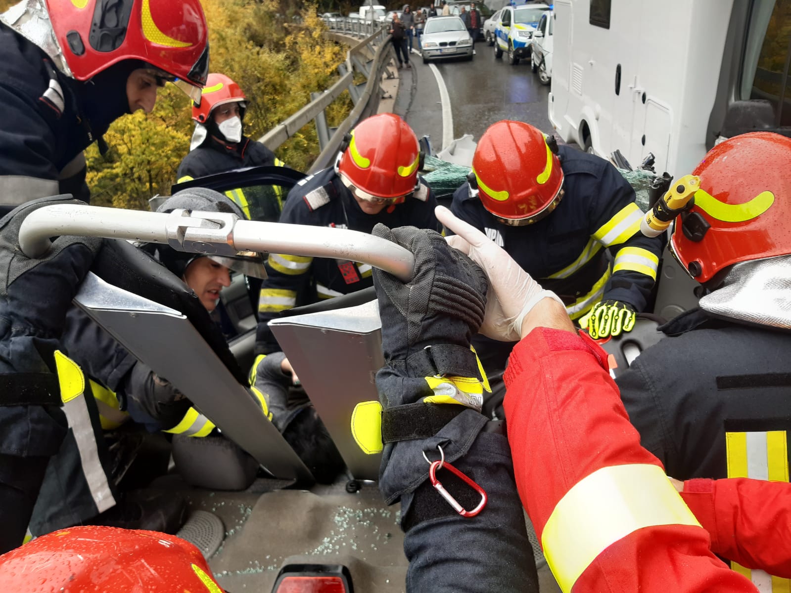 Mașină distrusă de o autorulotă, într-un accident în Prahova. Cinci persoane, printre care și un bebeluș, au fost rănite