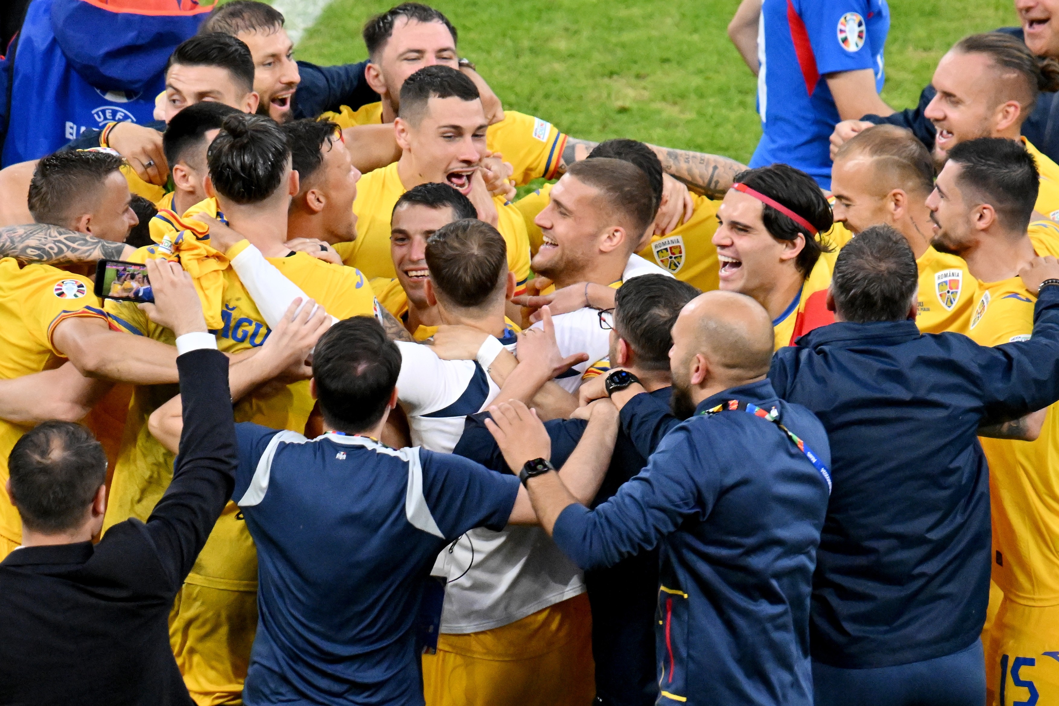 Ianis Hagi, lider de galerie. Imaginile bucuriei calificării naționalei în „optimile” Euro 2024