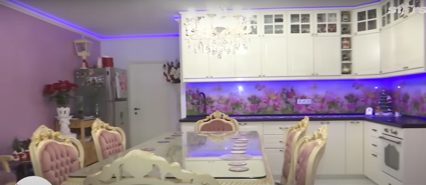 Imagini din casa Medanei și a lui Alin Oprea, decorată de Crăciun. Au împodobit mai mulți brazi, unul chiar și în bucătărie