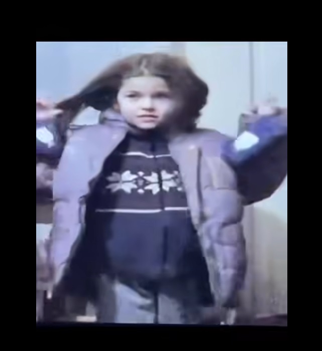 Imagini nevăzute până acum cu Theo Rose în copilărie. Unchiul ei râdea de ea: „Ce urâtă, ce boccie! Theodora, ești frumoasă?”