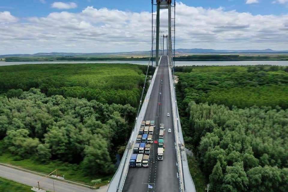 Podul peste Dunăre de la Brăila, inaugurat oficial, cu acces interzis pentru bicicliști și pietoni. „Are o anumită înălțime, sunt curenți de aer”