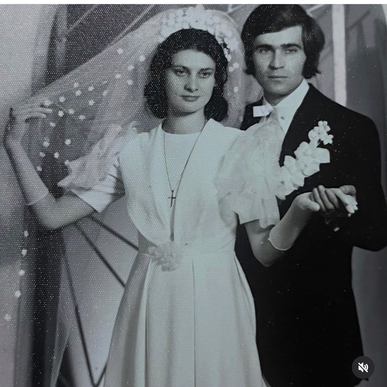 Imagini rare cu părinții Simonei Gherghe. Au împlinit 50 de ani de căsătorie, iar fiica lor a transmis un mesaj emoționant