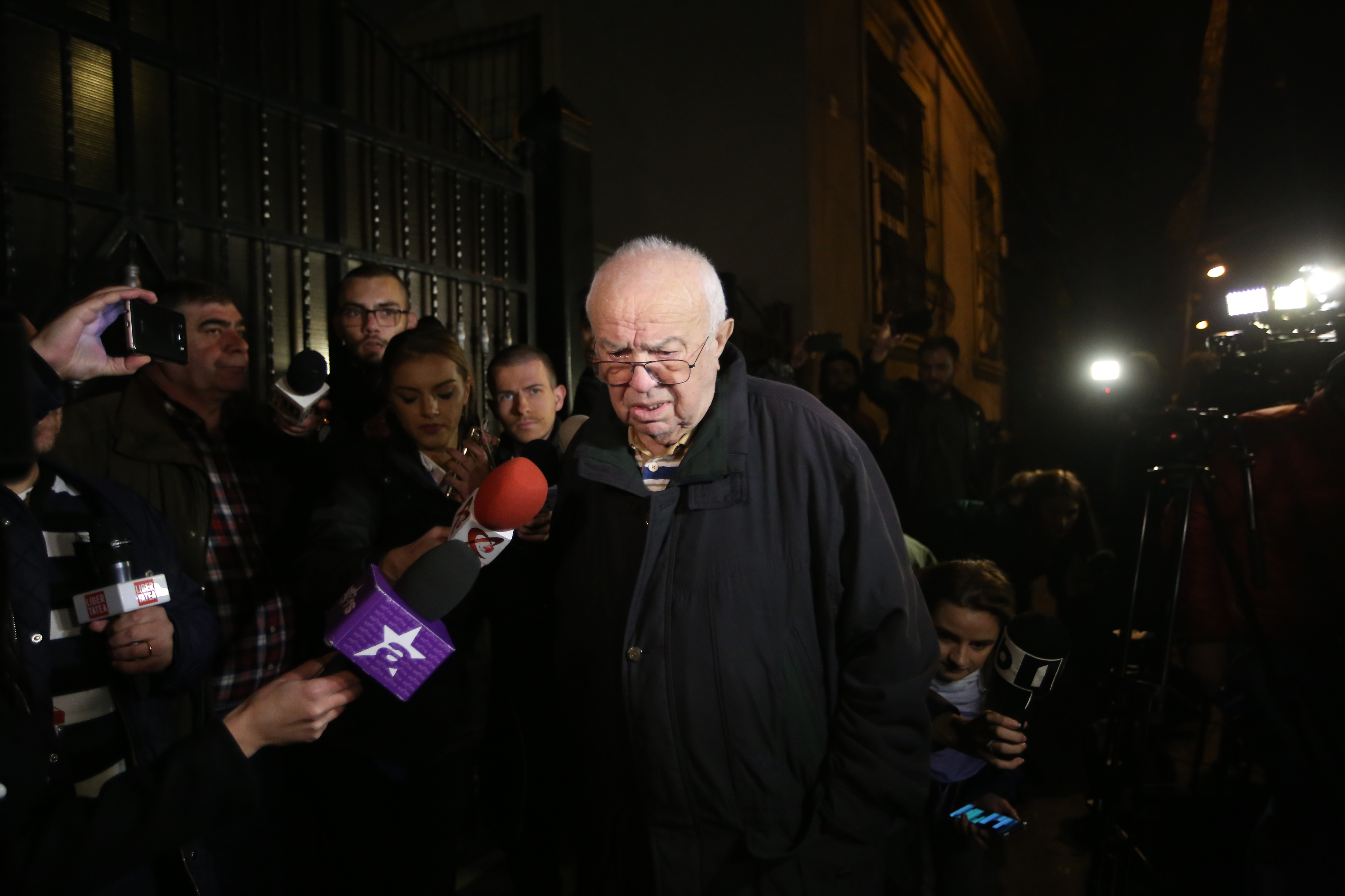 Alexandru Arșinel a ieșit în lacrimi din casa Stelei Popescu. "Cred că a murit ieri. Hemoragie internă, posibil" | FOTO