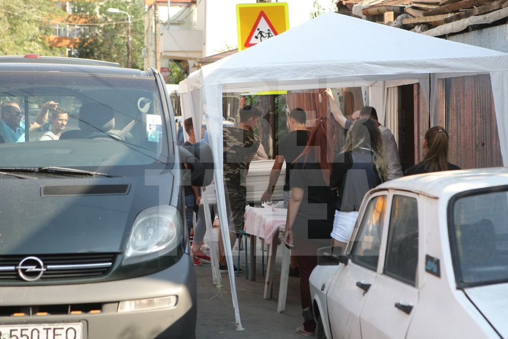 Hăinuțe de prințesă și patru sicrie albe, la morgă. Alexandra Braunstein și fetițele ei merg acasă pentru ultima dată / GALERIE FOTO