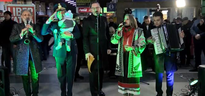 VIDEO & FOTO / Flash mob în Gara de Nord! Ai LIBERTATEA să te prinzi în HORA UNIRII cu Nicolae Voiculeț, Mirela Vaida și Ilie Năstase în Gara de Nord!