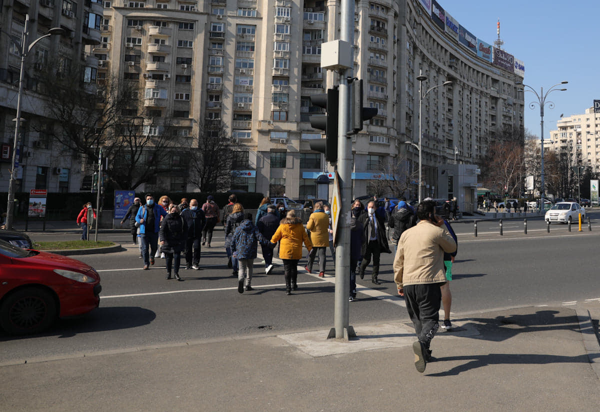 Imagini din Bucureștiul fără metrou. Mii de oameni s-au înghesuit în tramvaie, autobuze și troleibuze, traficul a fost infernal în Capitală