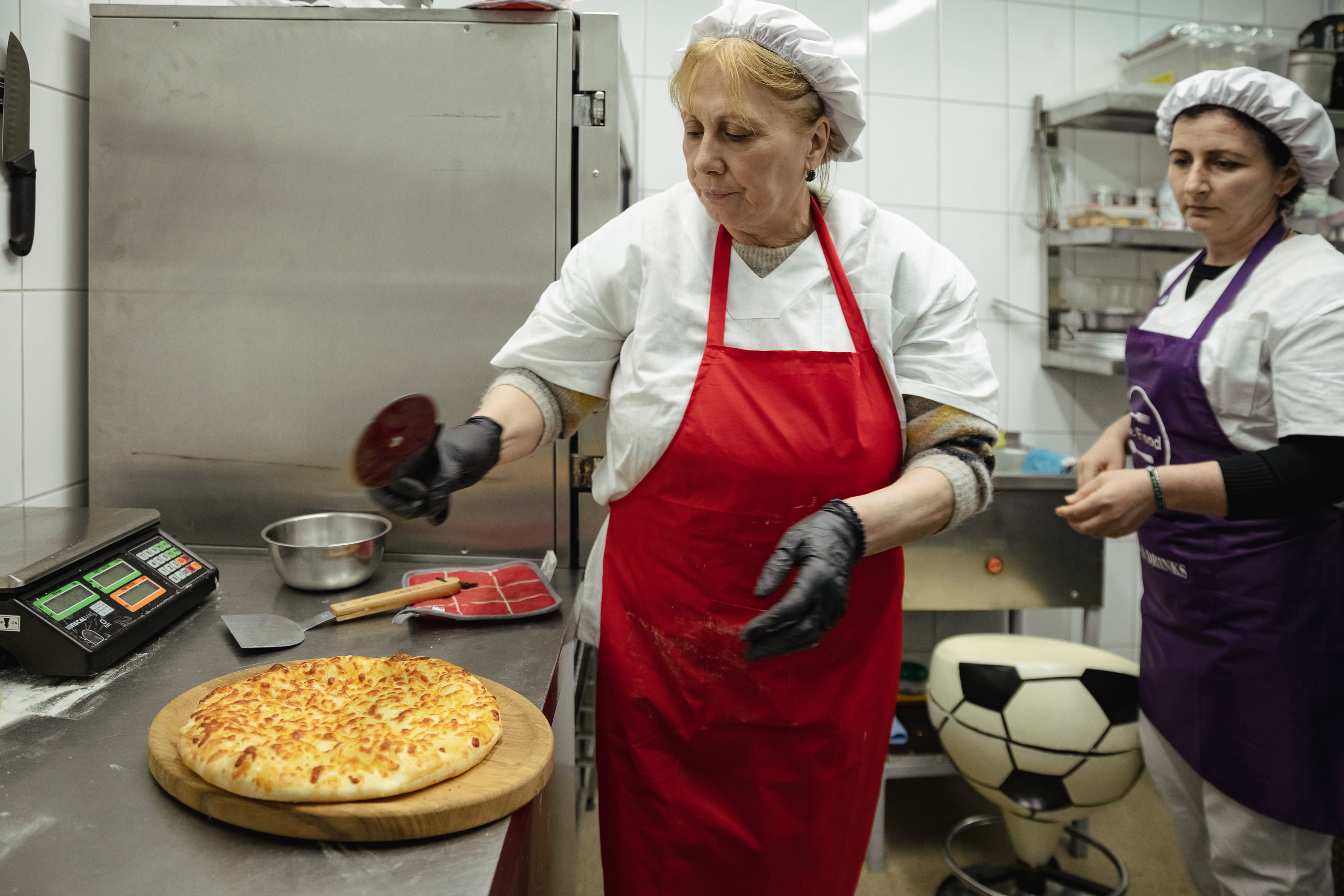 „Românii au încă probleme cu ospitalitatea. La bucătărie și servicii mai aveți de lucru”. Interviu cu un venerabil șef de restaurante venit la București să deschidă un local. La el a mâncat și Putin