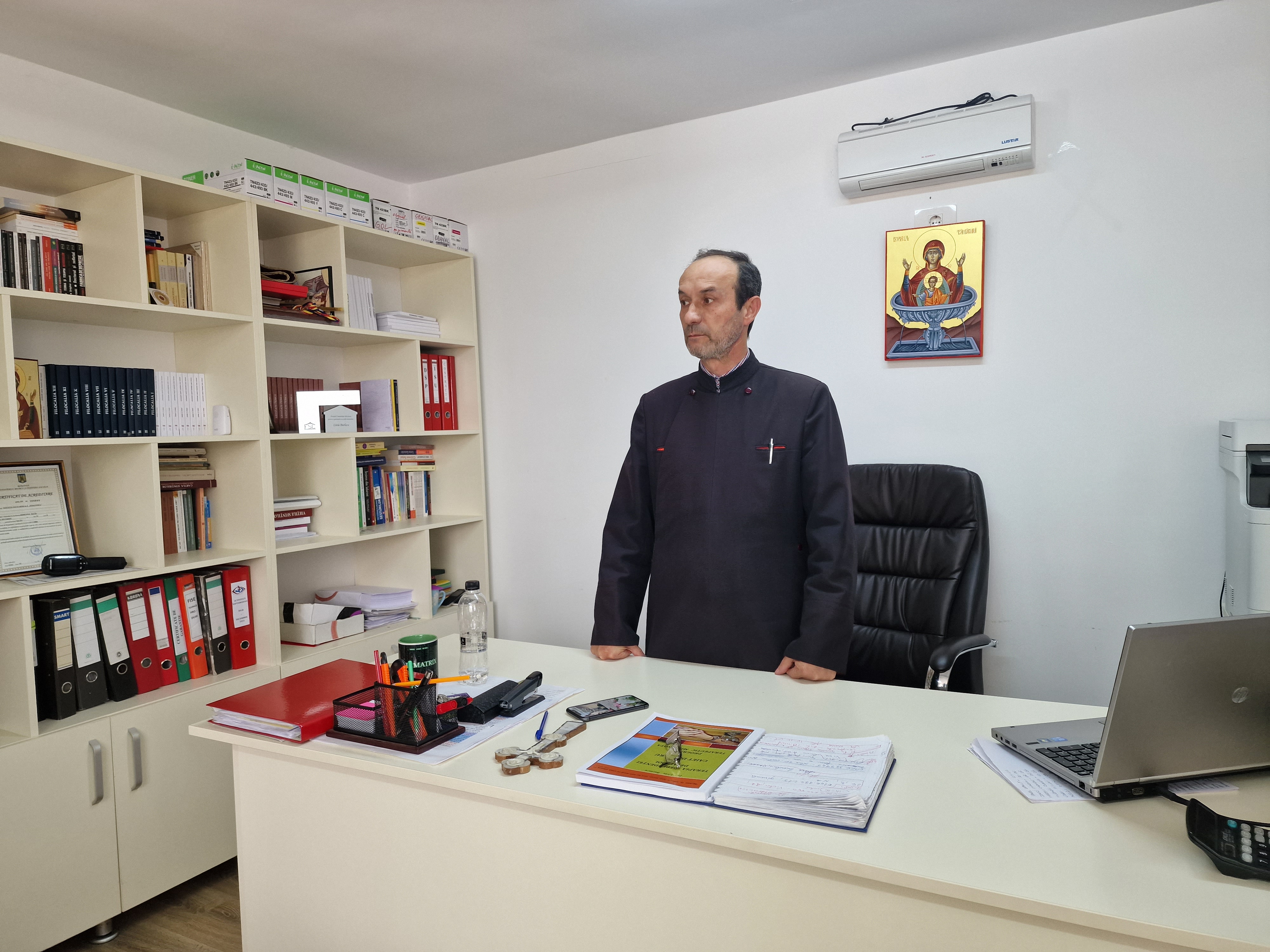 REPORTAJ. Fața neștiută a Bisericii. Într-o comună din Bacău, un preot care a învins alcoolismul îi ajută acum pe alții să scape de „boala care distruge familii întregi”: „Oamenii să știe că există speranță”
