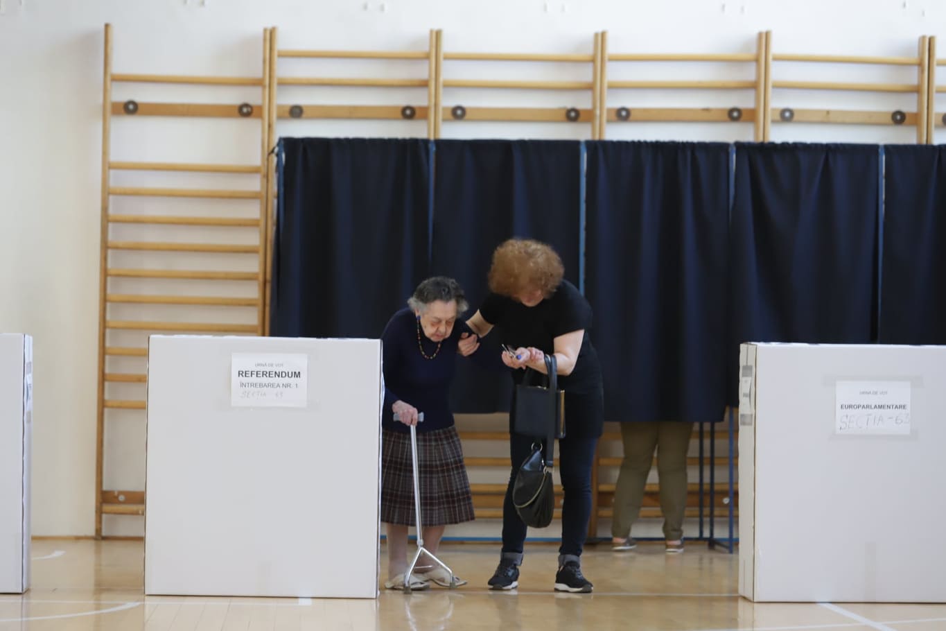 FOTO/ O bătrână de 97 de ani a mers să voteze în același timp cu Traian Băsescu