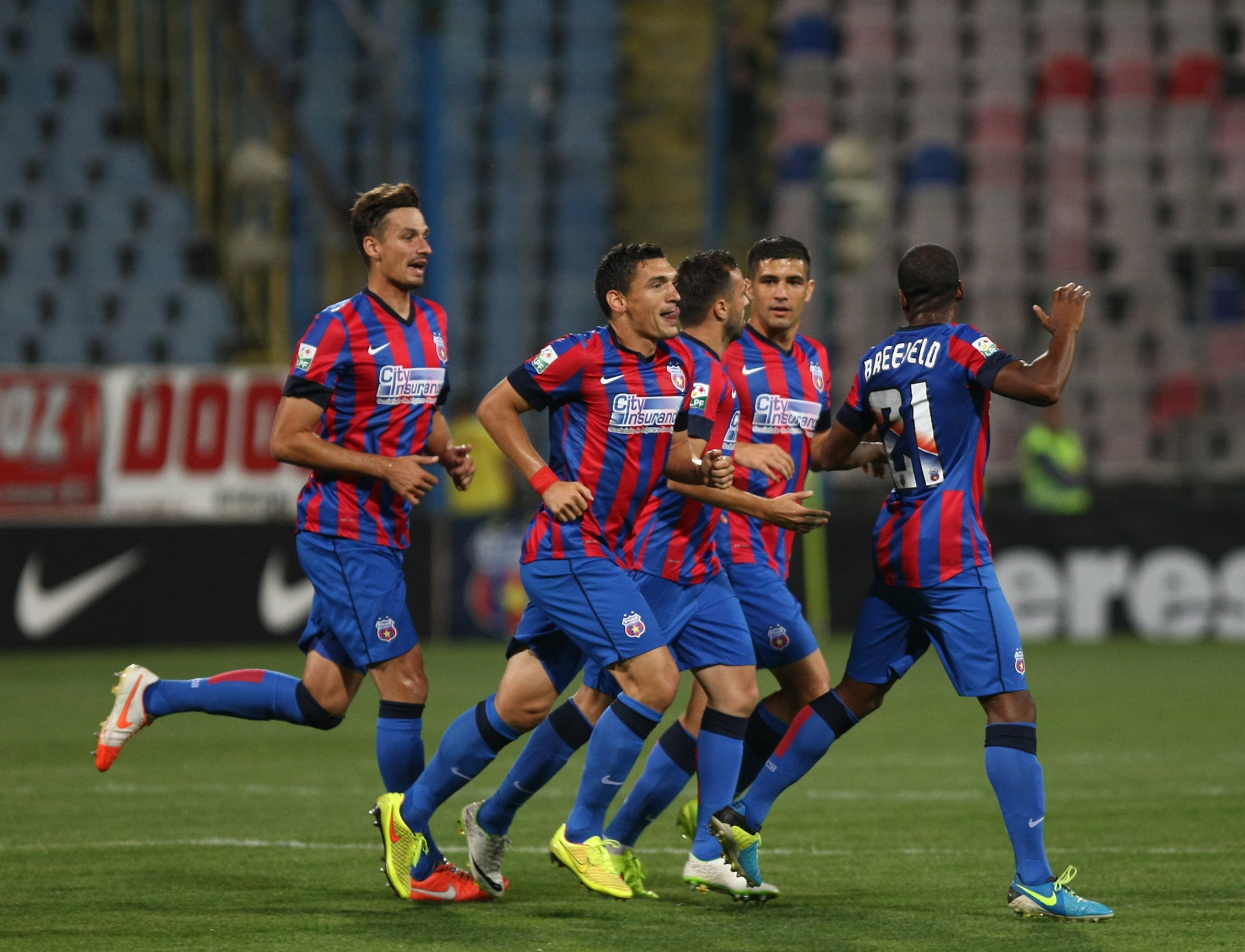VIDEO & GALERIE FOTO/ Liga I: Steaua - Gaz Metan 3-1. ^ "Dublă" Keşeru. Sânmărtean a înscris  direct din corner. Steaua a urcat pe primul loc