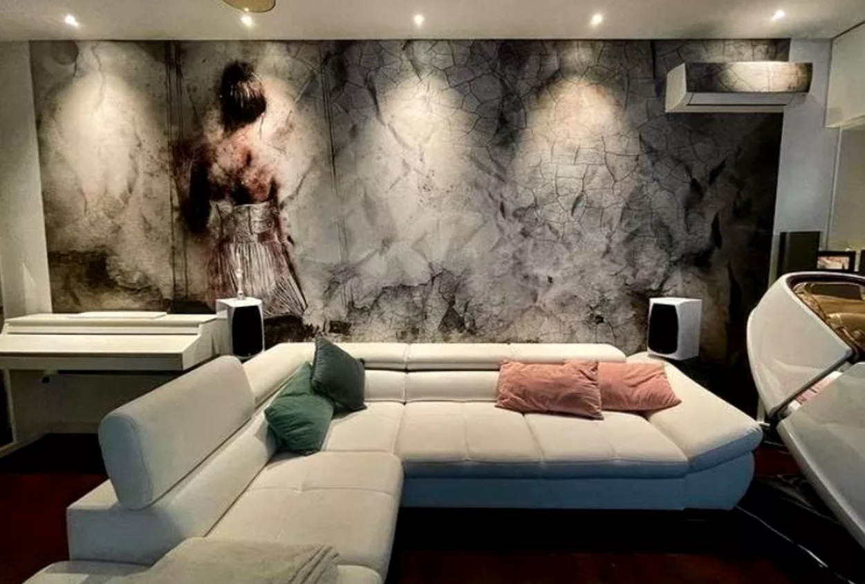 Imagini cu casa în care locuiește Liviu Vârciu cu familia lui. Vila de lux e dotată cu buncăr, dar și cu o sală de cinema cu 8 locuri