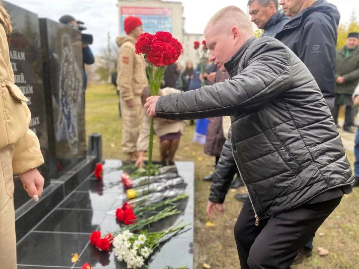 Pe un monument din Rusia dedicat soldaților ruși a fost pusă din greșeală imaginea unui soldat NATO