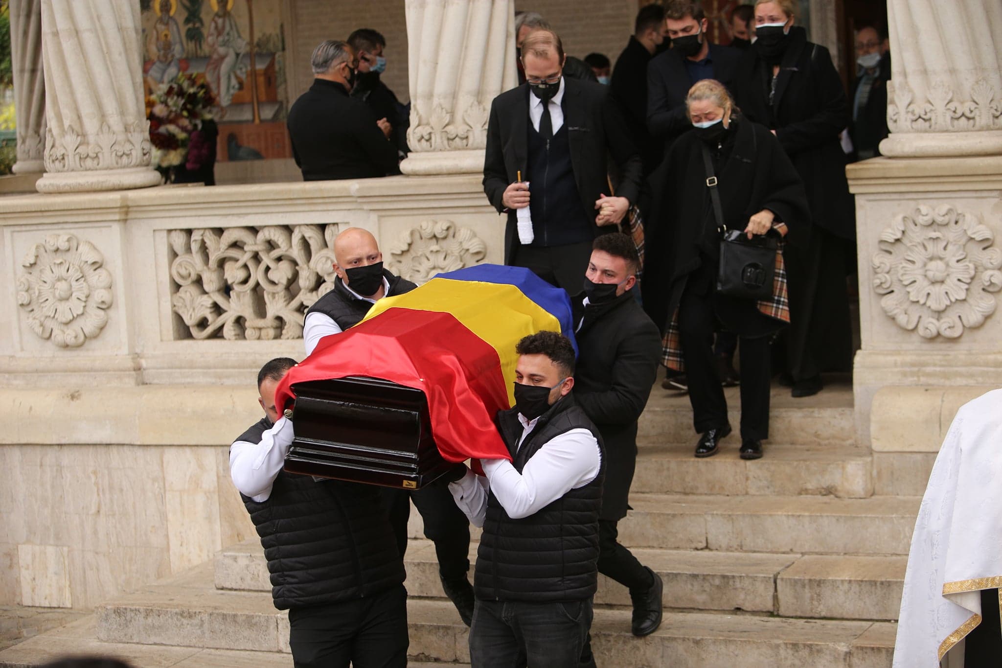 VIDEO | Vladimir Găitan, condus pe ultimul drum de familie și de colegi. Actorul, înmormântat cu onoruri militare