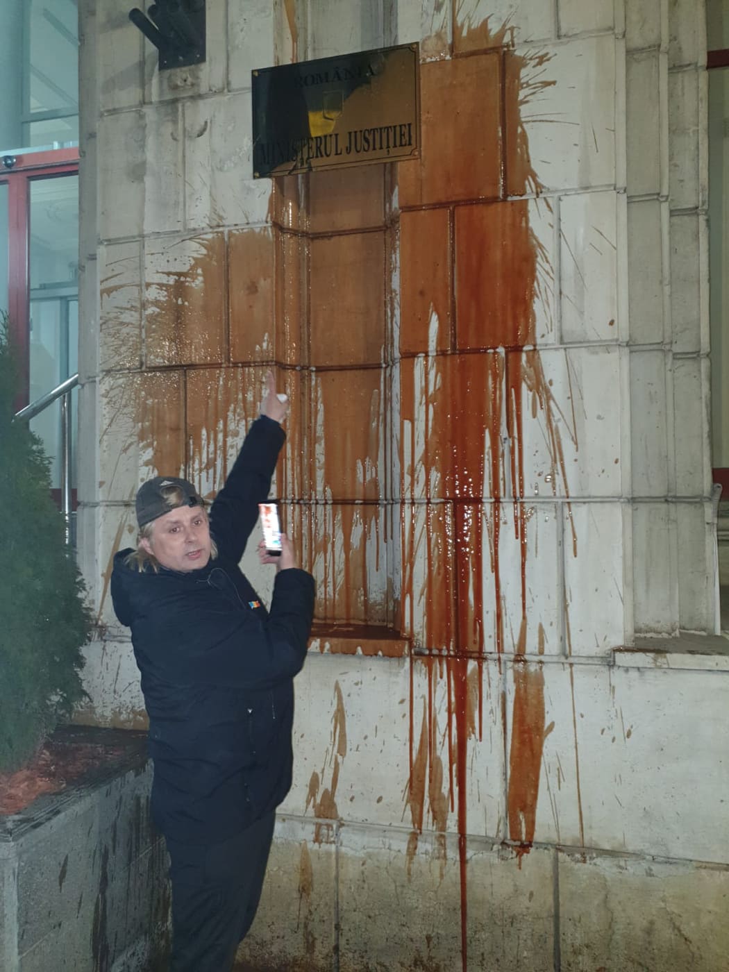FOTO | Protestatarii au aruncat cu ketchup pe pereții Ministerului Justiției