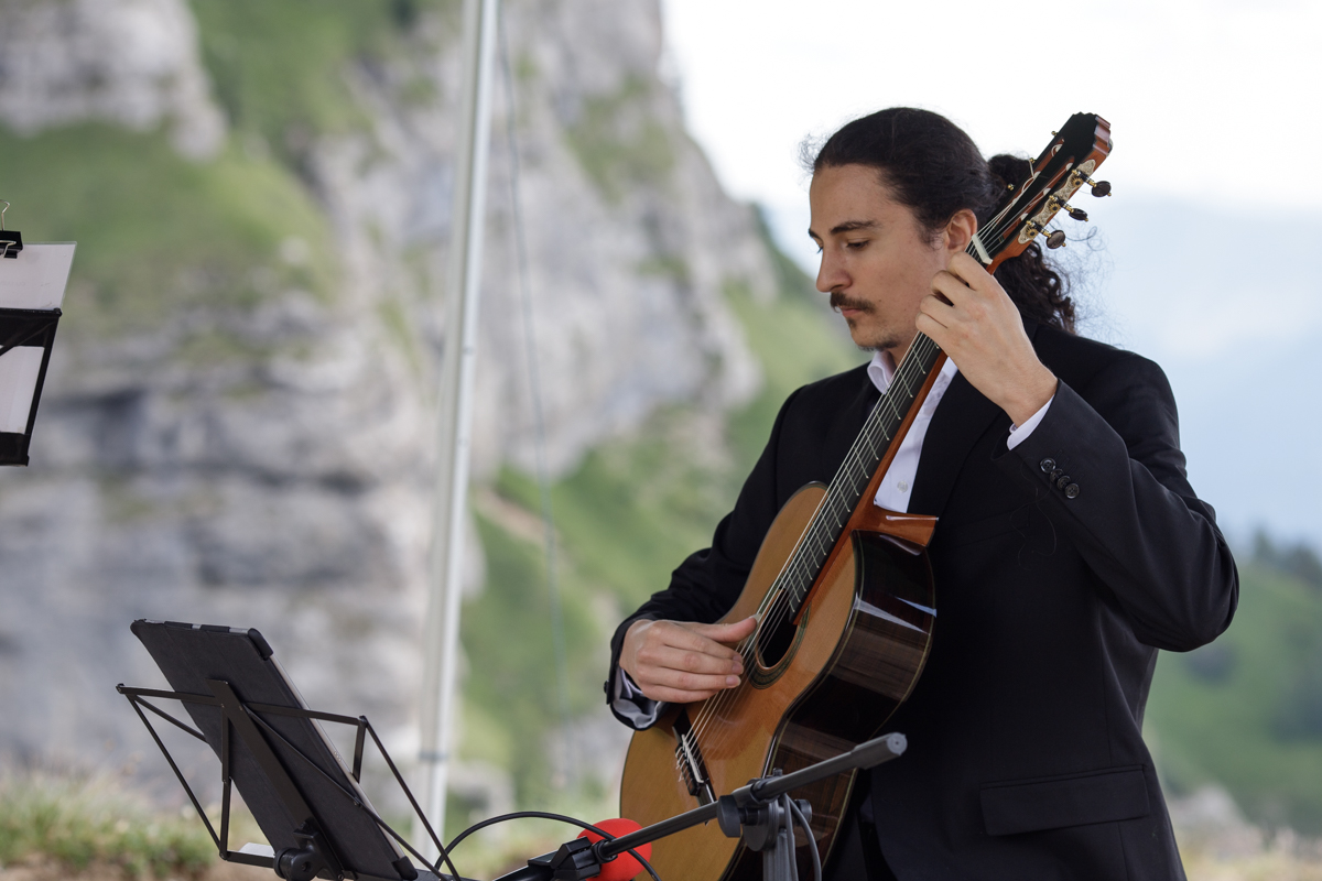 REPORTAJ la 2.025 de metri altitudine. Violonistul Alexandru Tomescu a dus Stradivariusul în Bucegi, în ultimul concert „Paganini Magic”