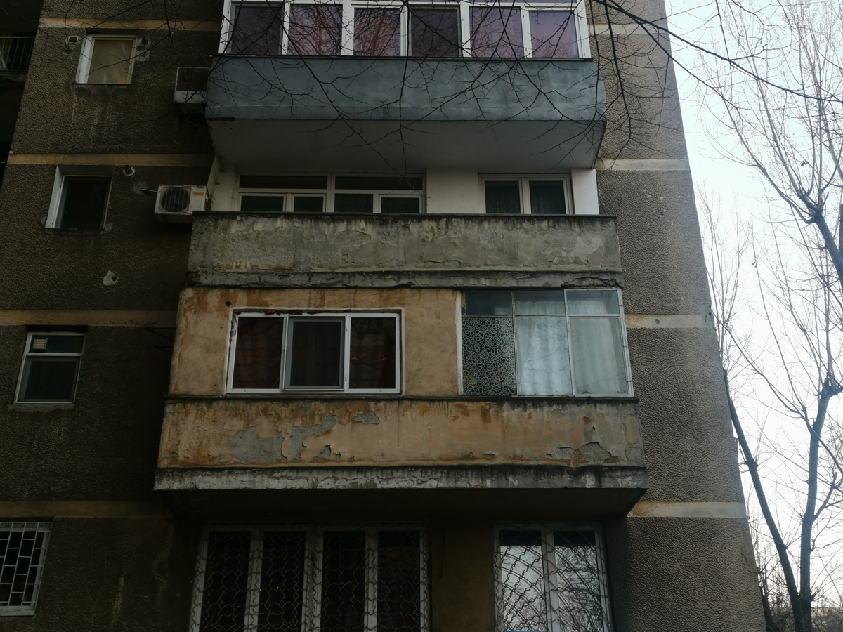 REPORTAJ. Viața în blocurile cu bulină roșie din București: unele au și 80% grad de ocupare