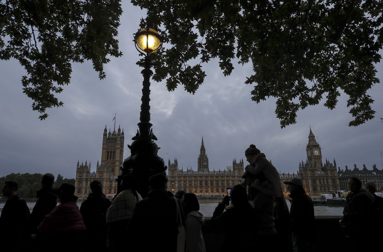 FOTO: Coadă de câțiva kilometri, în Londra, formată de britanicii care vor să-și aducă omagiile reginei