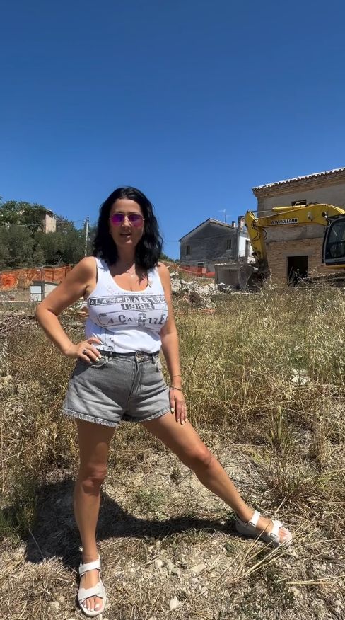 Imagini cu Gabriela Cristea și Tavi Clonda pe șantier. A început demolarea casei din Italia
