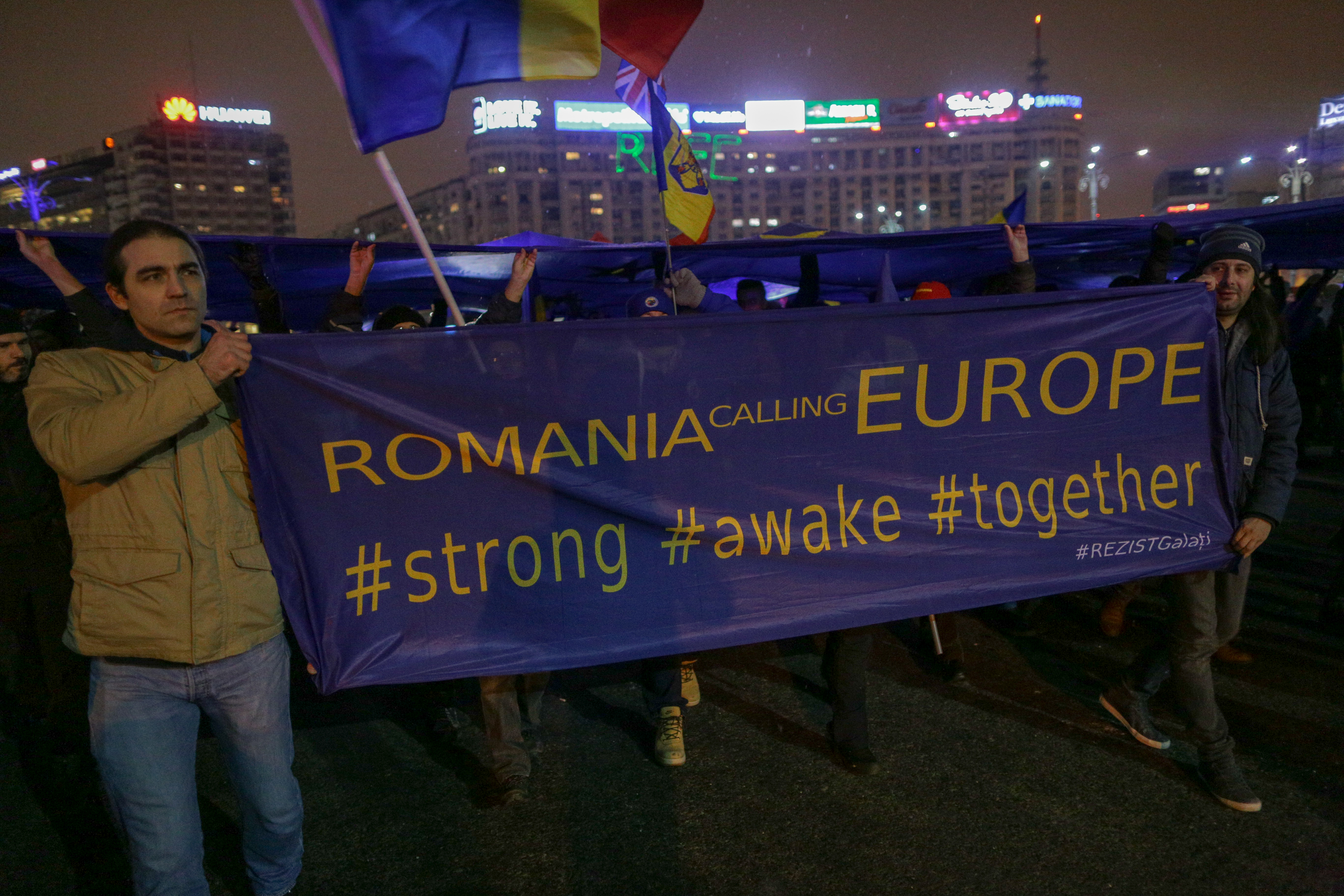 VIDEO/ Proteste în București, în fața Guvernului, și în principalele orașe din țară. Cioloș și Barna, prezenți în Piața Victoriei