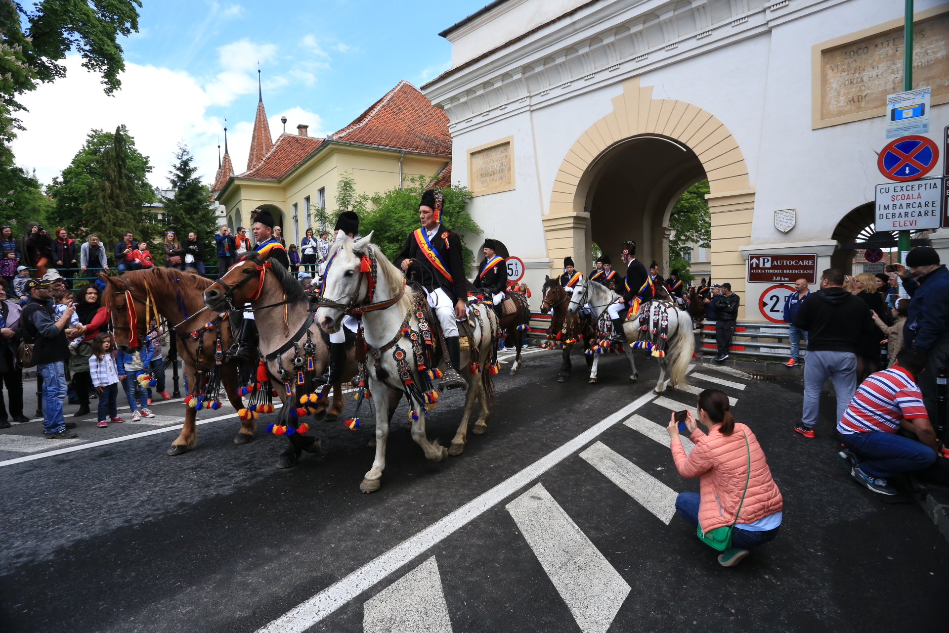 Mii de oameni au asistat la Parada Junilor la Brașov | GALERIE FOTO