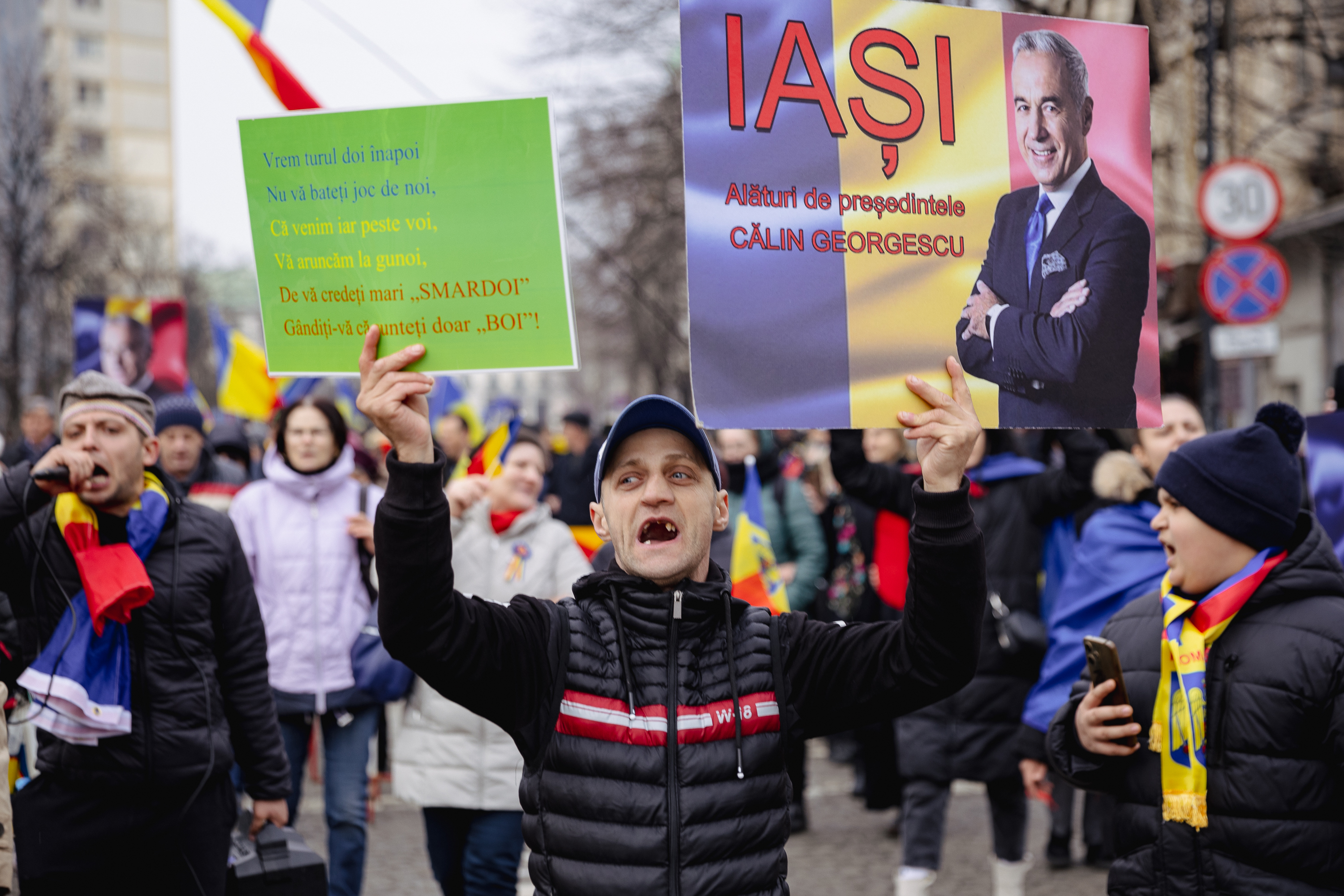 Ziua Unirii în imagini la Iași: câteva mii de oameni s-au bucurat de „sârba moldovenilor” și au fluierat puținii politicieni prezenți | Fotoreportaj