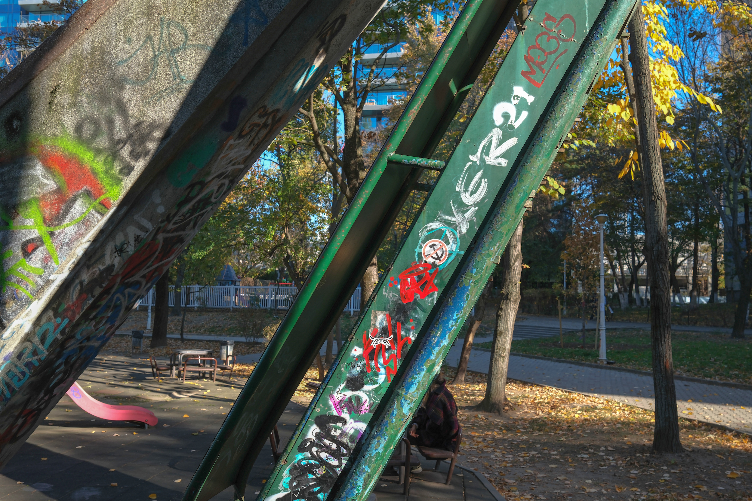 Cel mai vechi tobogan din România încă rezistă în parcul Floreasca din București. „Drumul spre școală începea obligatoriu aici”