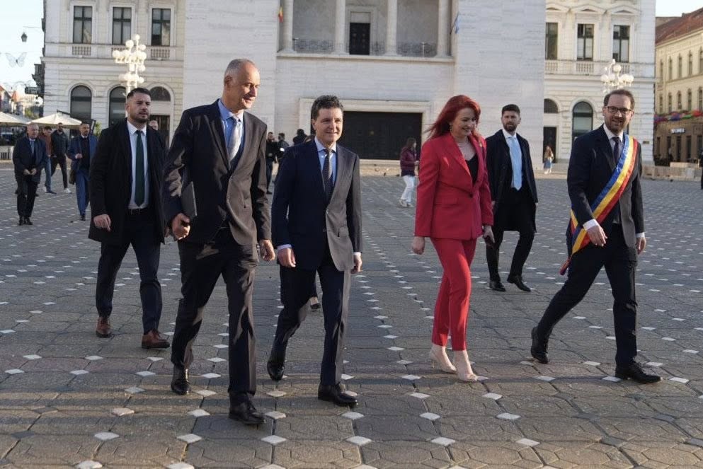 Nicușor Dan a uitat protocolul înaintea intonării imnului, la Timișoara, unde a depus o coroană de flori la Monumentul Crucificării | VIDEO