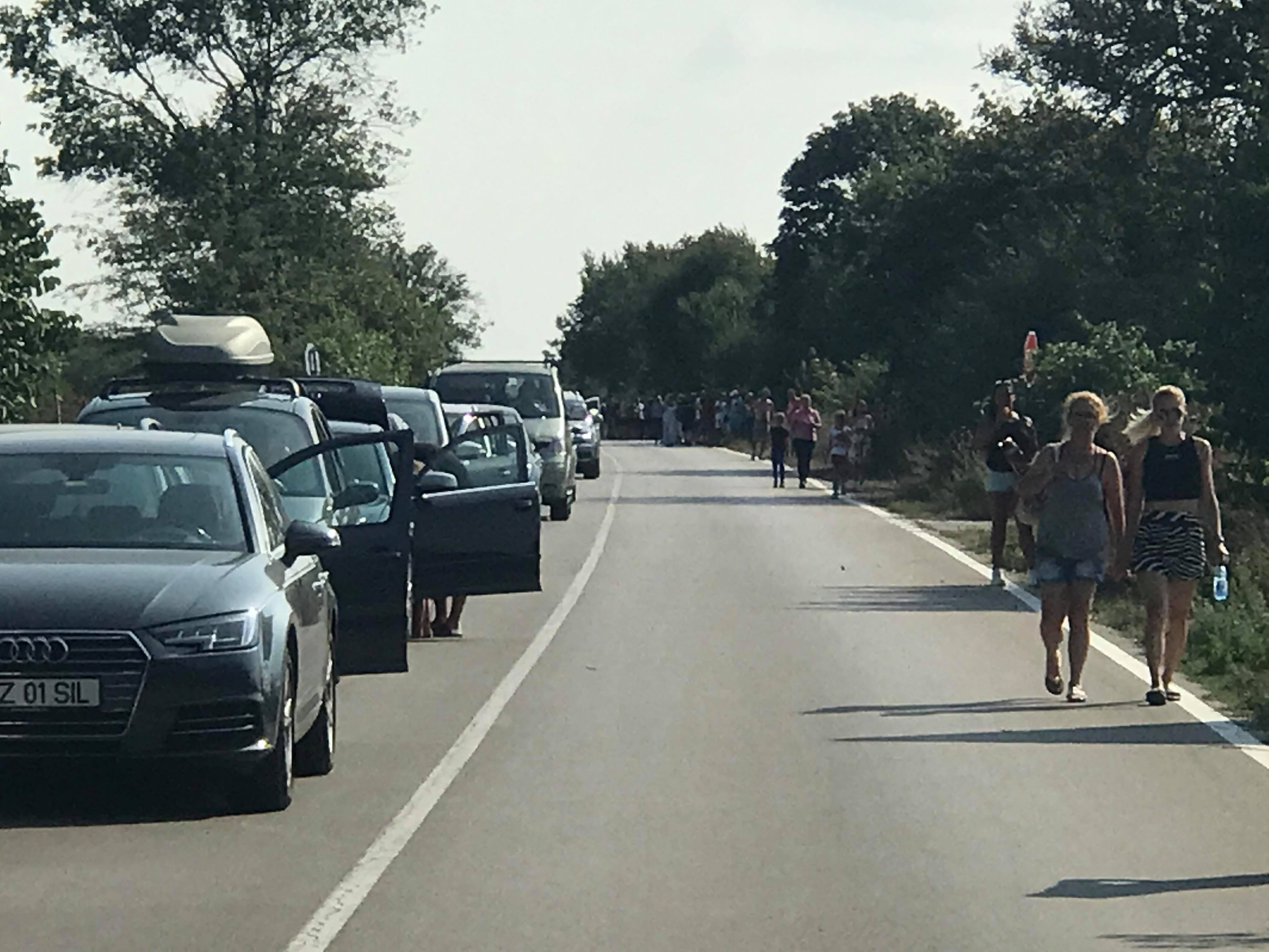 Cozi uriașe la granița cu Bulgaria, la Vama Veche. Oamenii au așteptat peste două ore la intrarea în România