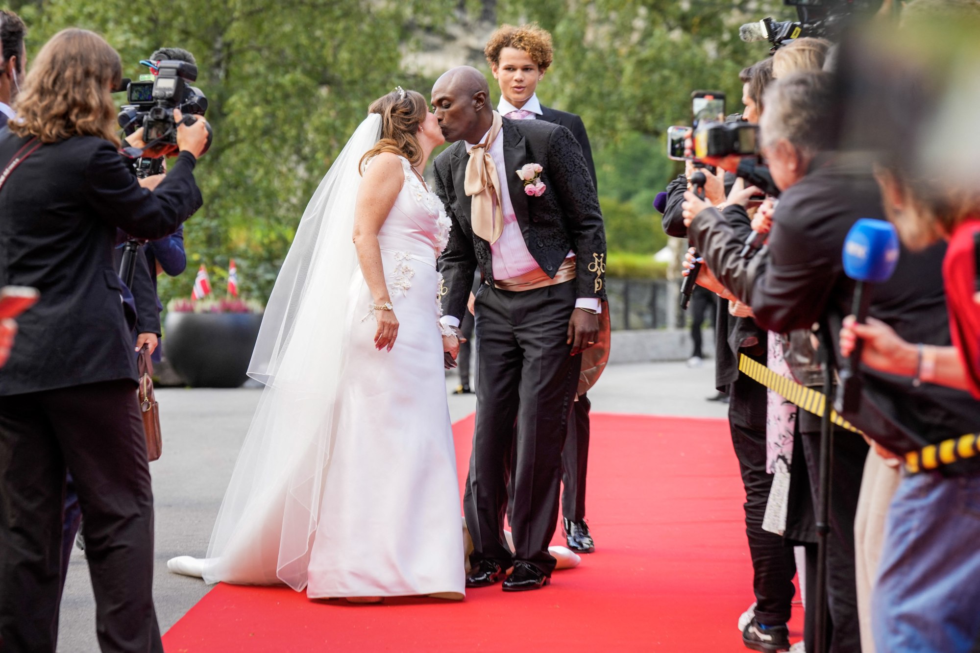 Prințesa norvegiană Martha Louise s-a căsătorit cu șamanul Durek Verrett. Ea susține că vorbește cu îngerii, el - că a fost faraon într-o viață anterioară