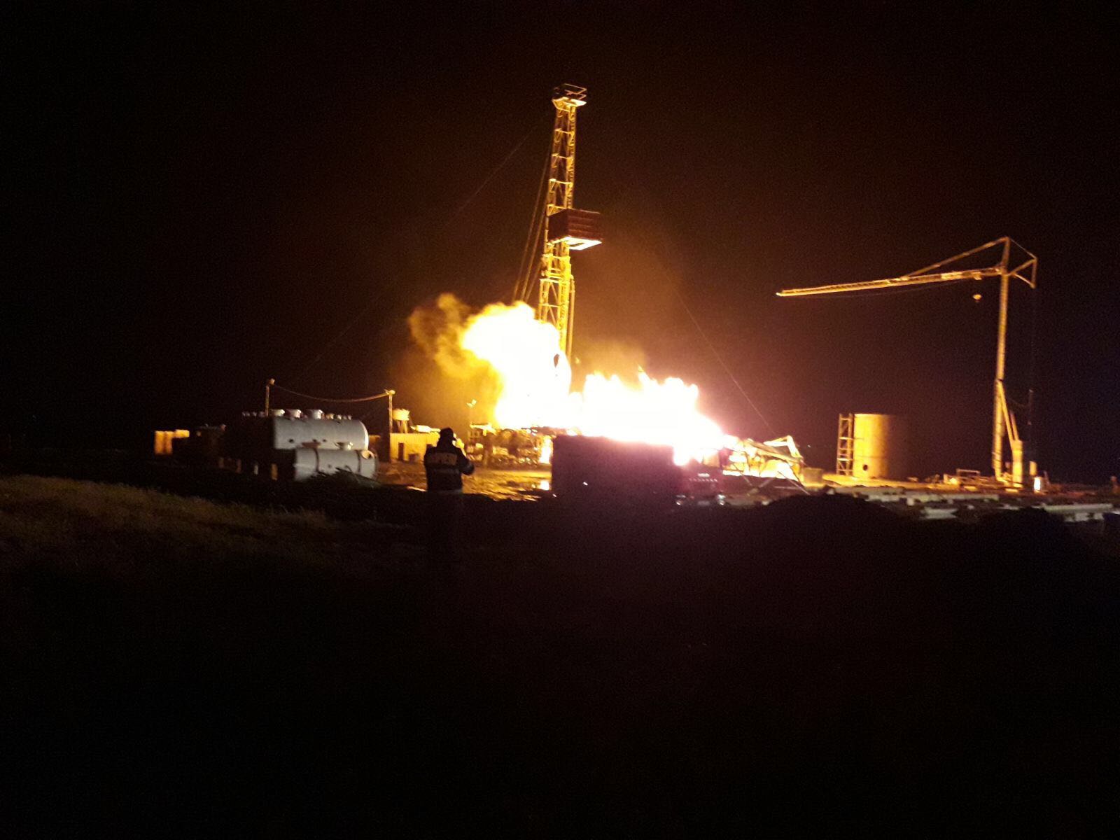 FOTO&VIDEO/Incendiul puternic de la o sondă de gaz nu poate fi stins de pompierii din Satu Mare. Pericol de explozie în zonă UPDATE