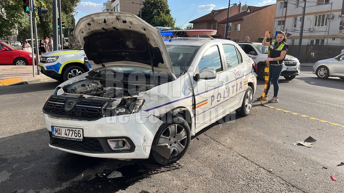 O mașină de poliţie aflată în misiune, implicată într-un accident rutier în Constanța. Un polițist a fost rănit