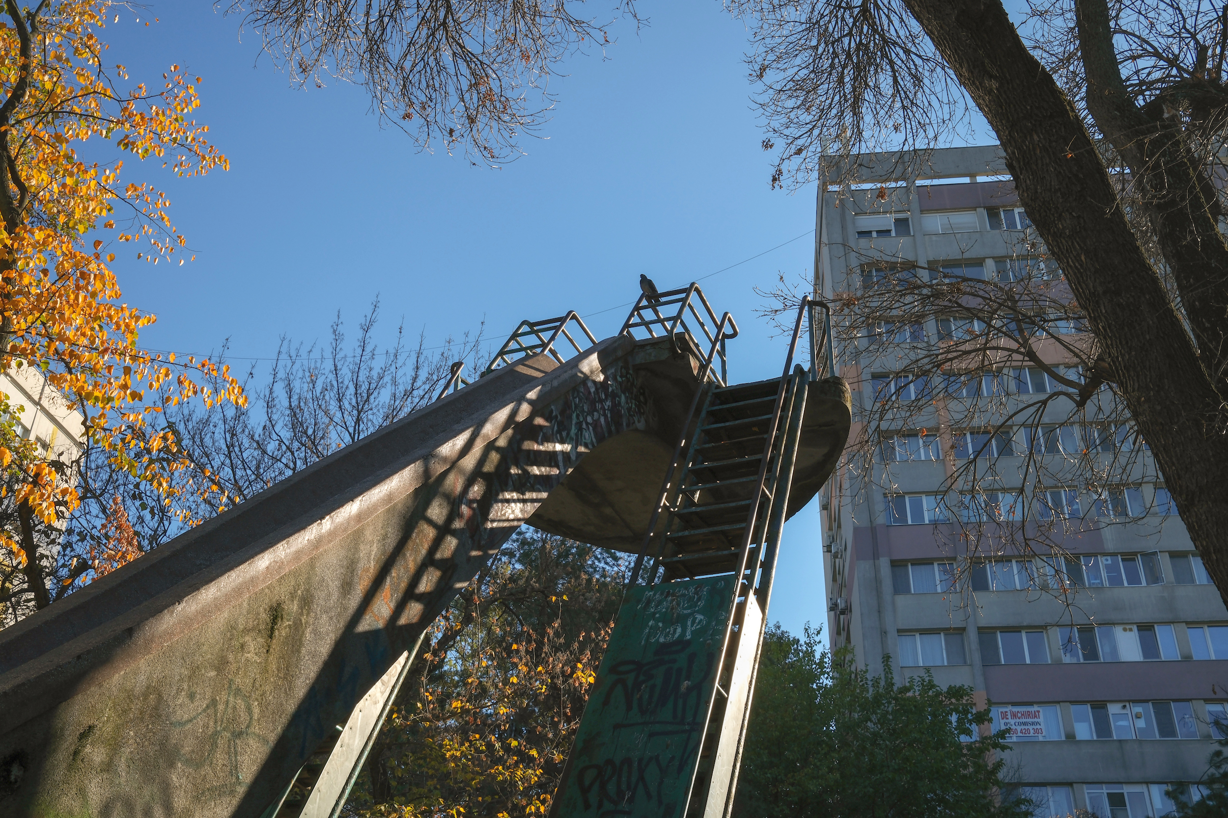 Cel mai vechi tobogan din România încă rezistă în parcul Floreasca din București. „Drumul spre școală începea obligatoriu aici”