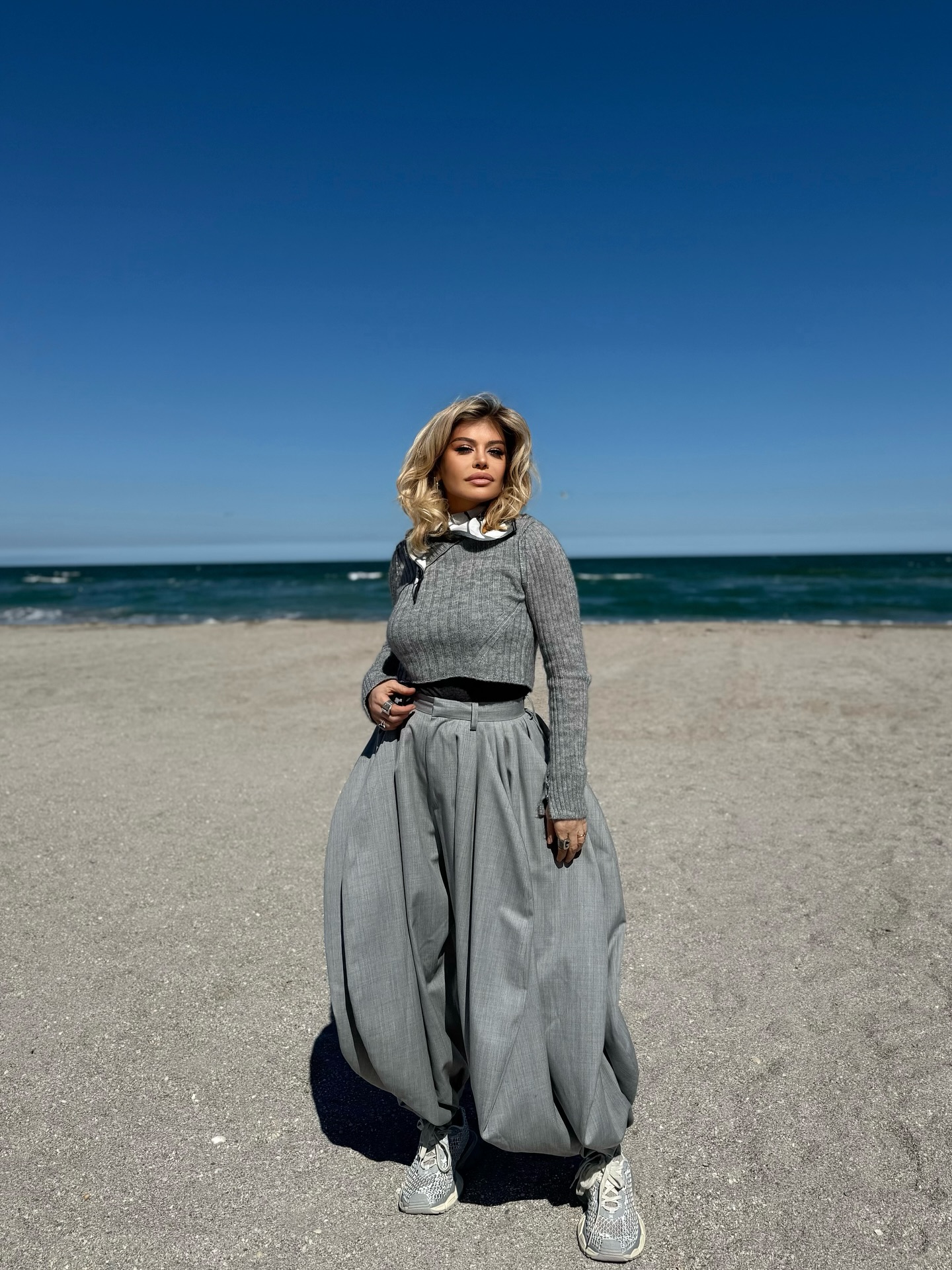 Loredana Groza, în pantaloni-gogoșari la plajă. Apariția cântăreței a fost comentată de fani: „Talentată, sexy și mereu cool”
