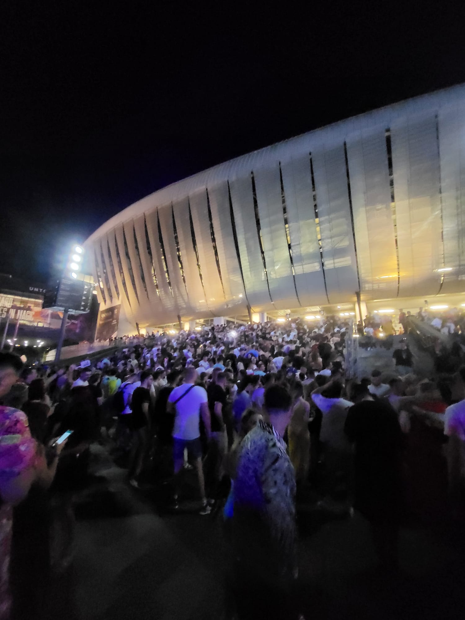 Sute de fani nu au putut intra la concertul Imagine Dragons de la Untold. „Am venit cu fetița de la Craiova și am rămas afară. Am dat 3.000 de lei pe nimic”. Ce spun organizatorii. VIDEO