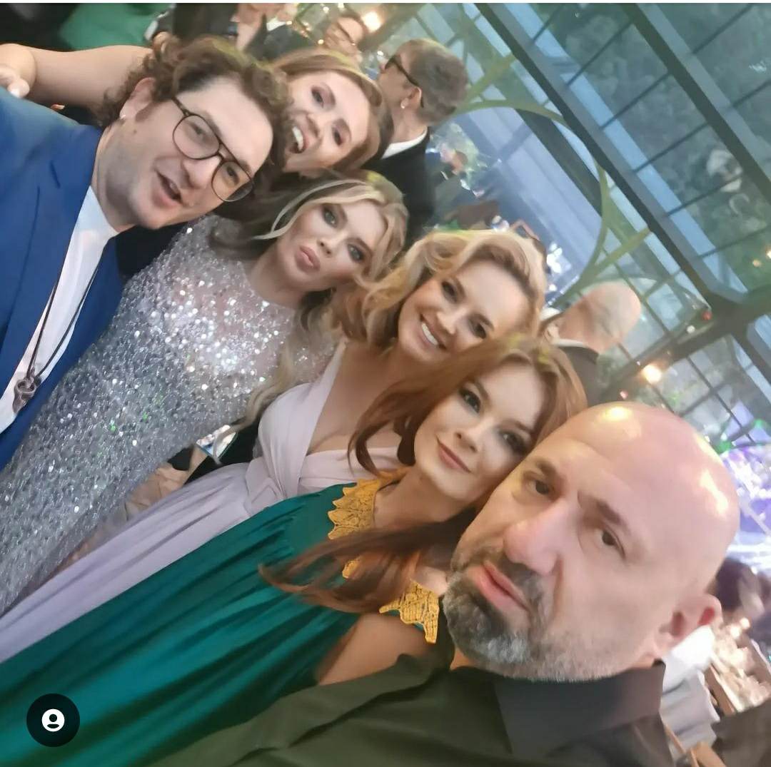 Ploaie de vedete la nunta lui Smiley cu Gina Pistol. Cum au apărut Adela Popescu, Pavel Bartoș și CRBL