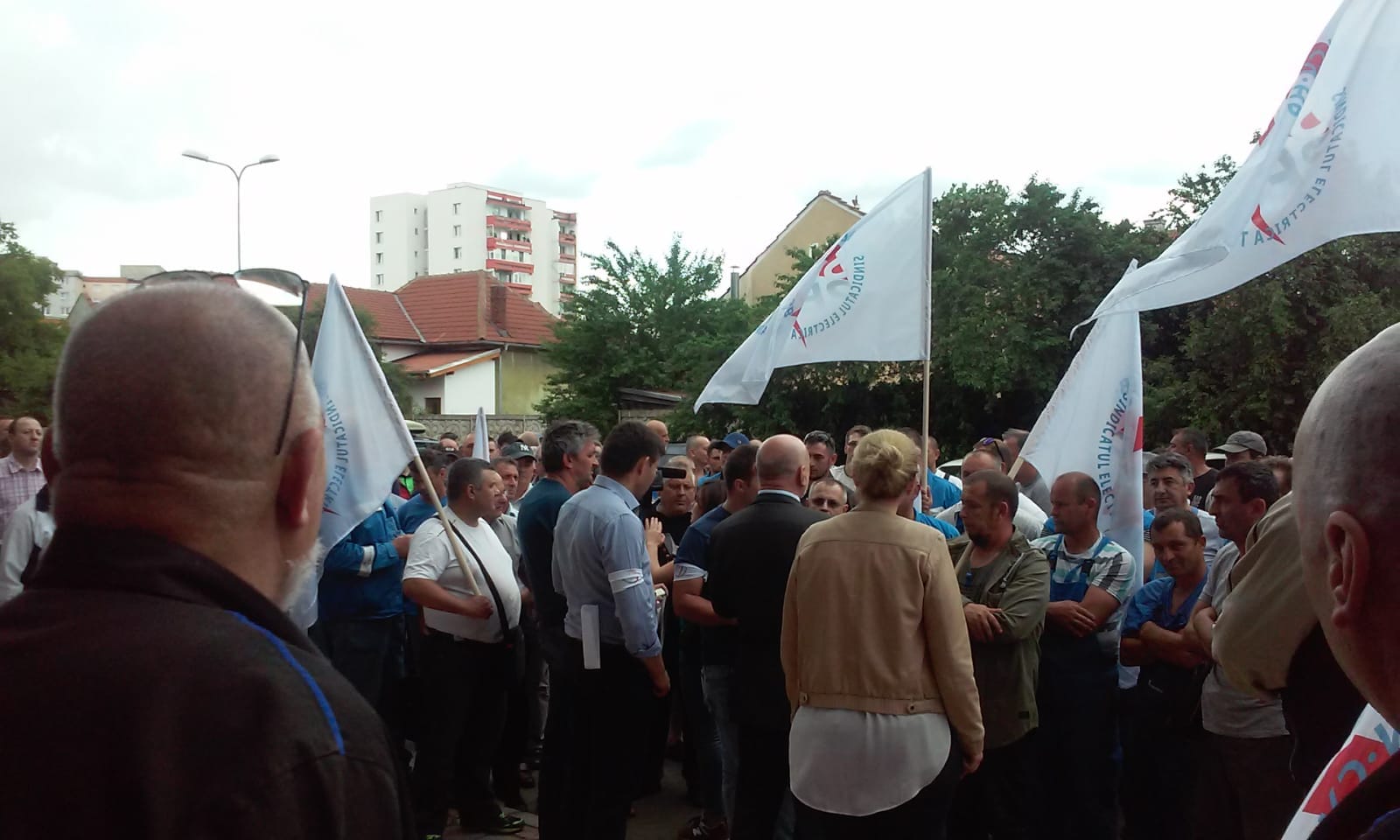 VIDEO&FOTO/ Protest la Electrica Brașov. Aproximativ 150 de angajați sunt nemulțumiți de condițiile de muncă