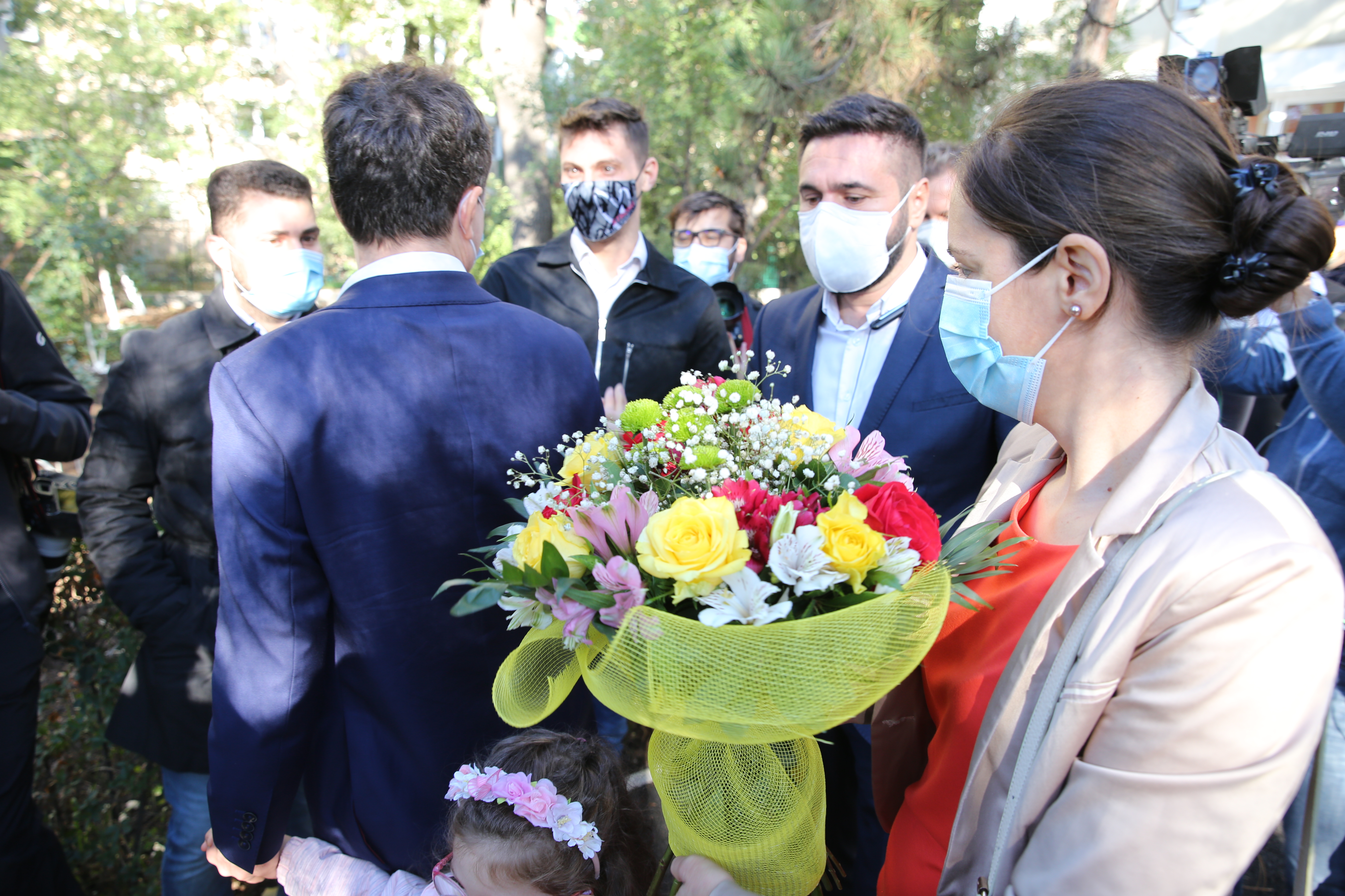 Episod delicat la ieșirea de la urne. Soția lui  Nicușor Dan, așteptată cu flori de un bărbat: "Să ştiţi că nu toţi bărbaţii fac femeile panarame"