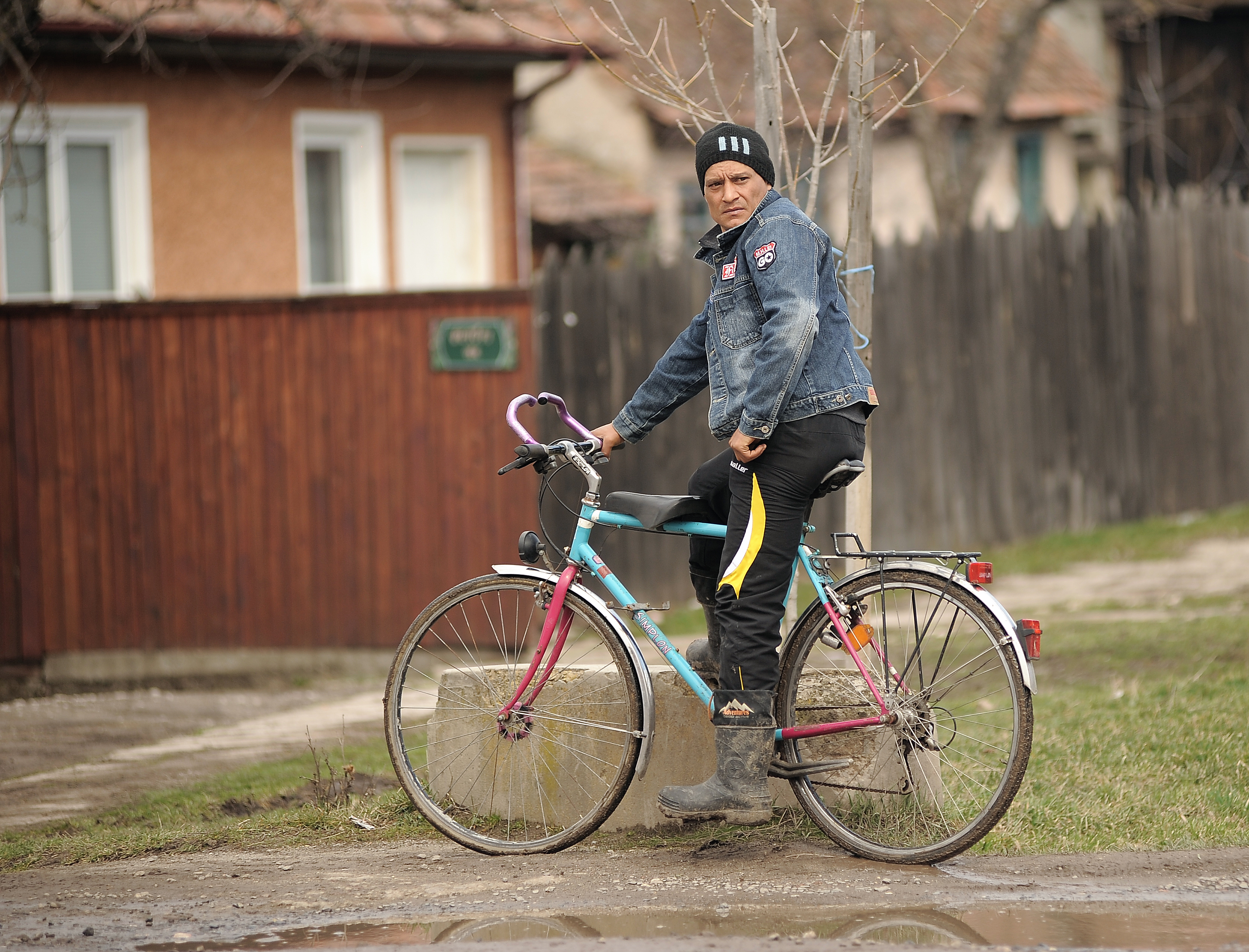 REPORTAJ: Ziua Maghiarilor, cu ghetele-n noroi, la Căpeni: "N-am mai ajuns să punem flori la monument. E înghiţit de apă“/FOTO
