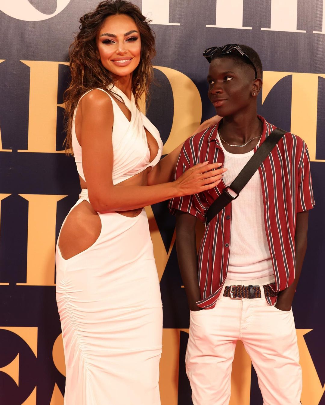 Mădălina Ghenea, apariție spectaculoasă la premiera filmului în care joacă. A renunțat la lenjeria intimă și a purtat o rochie cu decupaje