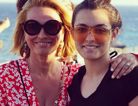 Fiica Andreei Esca suportă cu greu separarea de familie. Prezentatoarea tv a mers să o instaleze pe Alexia la Londra. „Nu îi place în Anglia”