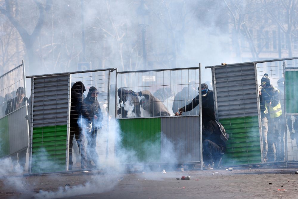 UPDATE | Noi violențe la protestele „vestelor galbene” în Paris! Peste 100 de oameni au fost reținuți | FOTO&VIDEO