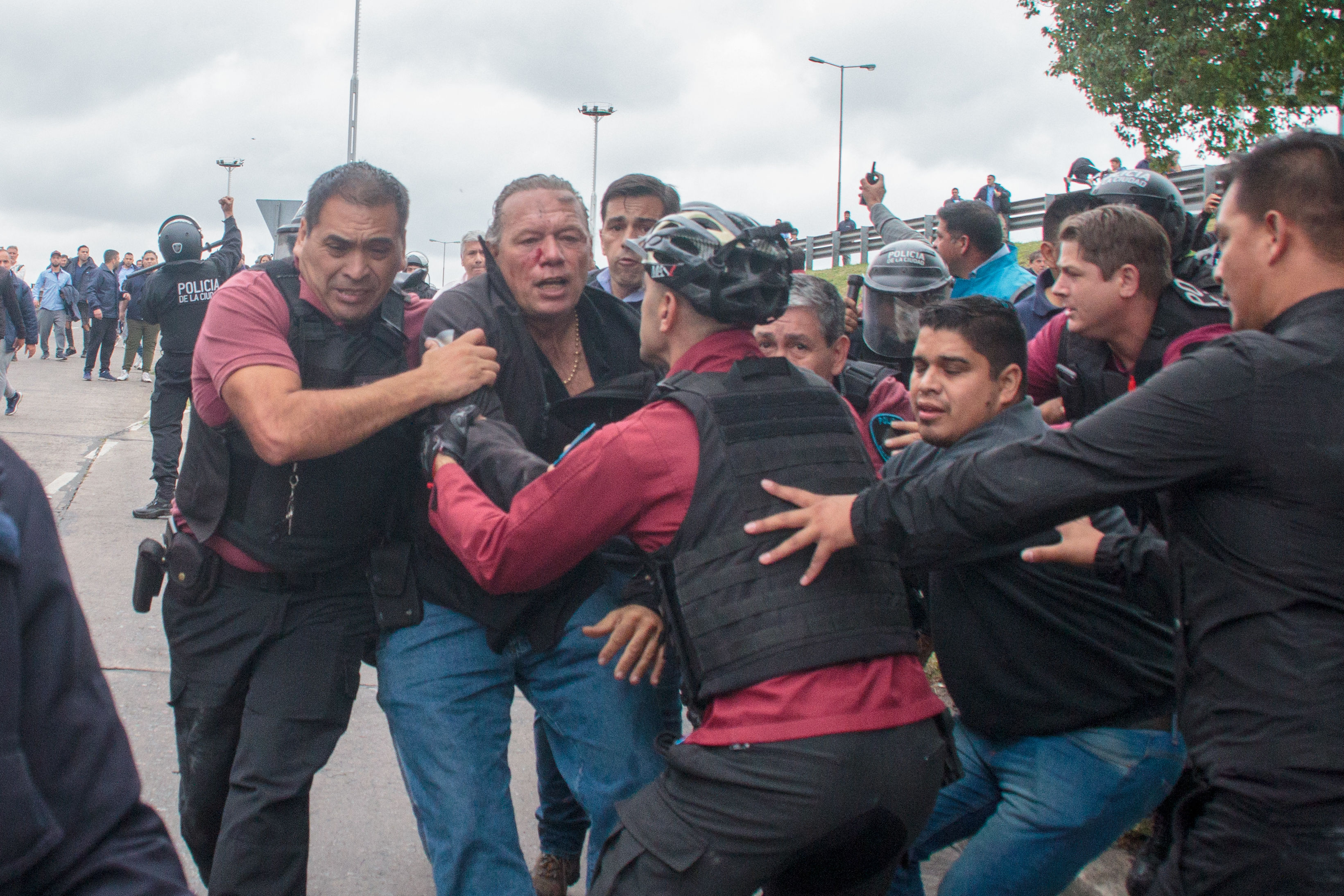Un ministru argentinian a fost bătut violent de şoferii de autobuz furioşi din cauza morţii unuia dintre colegii lor