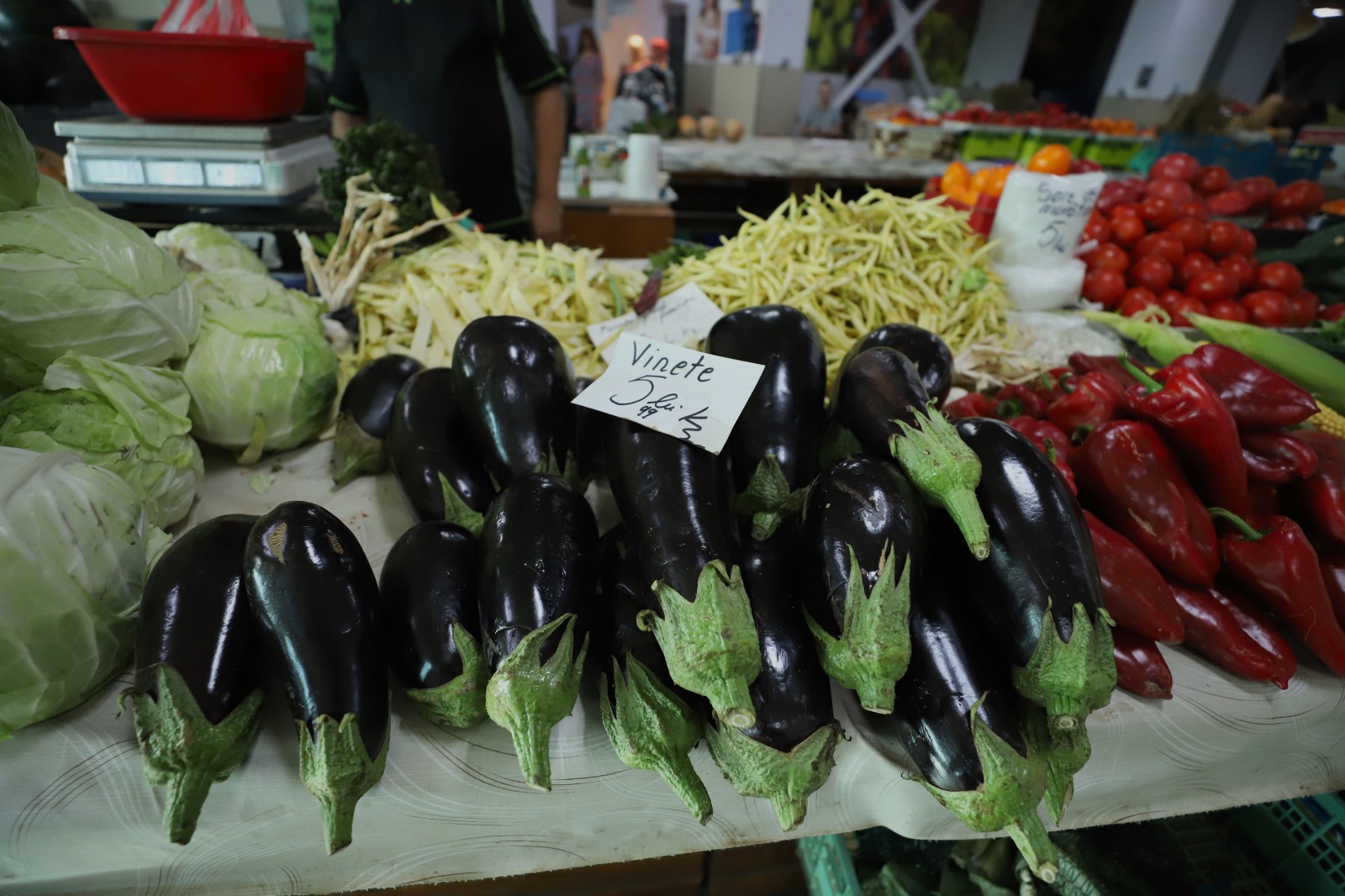 Cât costă să cumperi ingrediente pentru 10 borcane de zacuscă: calculul pentru rețeta tradițională cu vinete, ardei kapia, gogoșari și ceapă